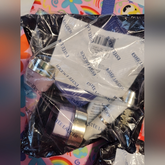 ESTEE LAUDER Bag And 3 Unopened Bags Of Estee Lauder Products. (New) - Picture 3 of 10